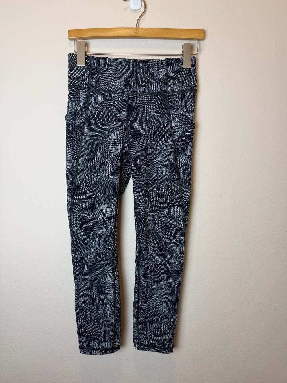 Lululemon Time To Sweat Crop 23” Luxtreme LW6AX8S Velocity Mesh Black Print